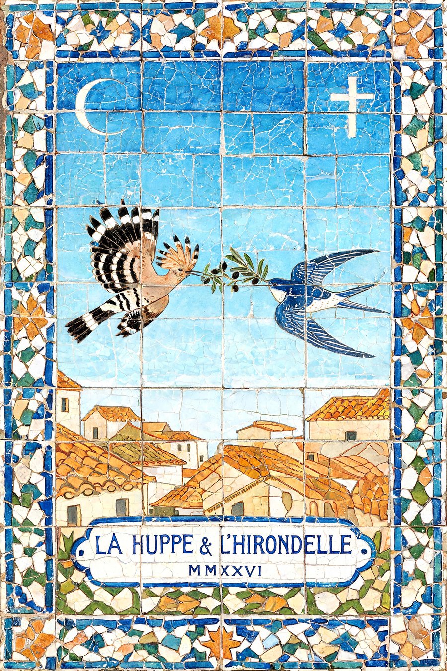 Carte IV — une huppe et une hirondelle tiennent un rameau d'olivier au-dessus des toits, en azulejos.