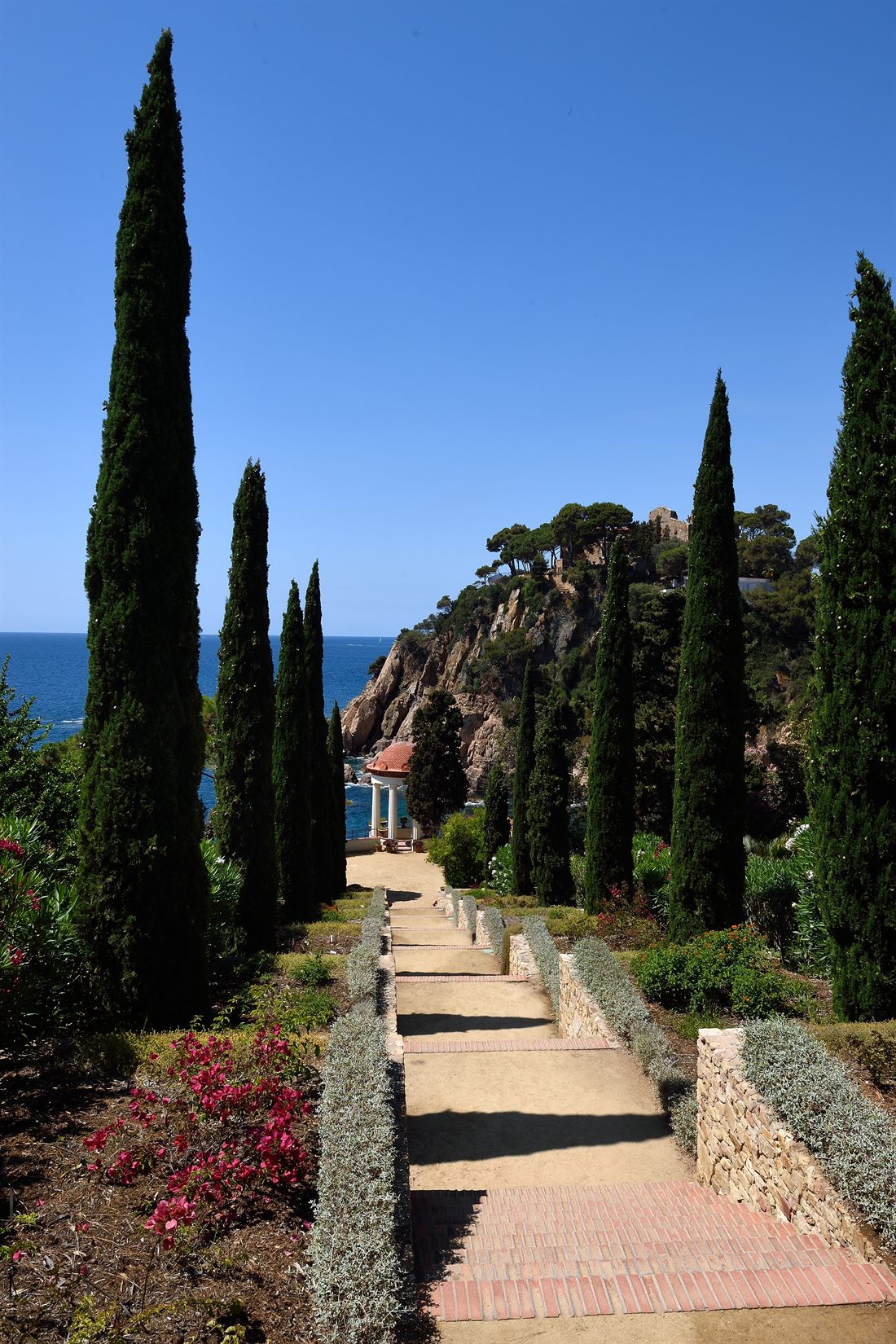 Entorno verde sobre el mar en Blanes (Jardí Botànic Marimurtra)
