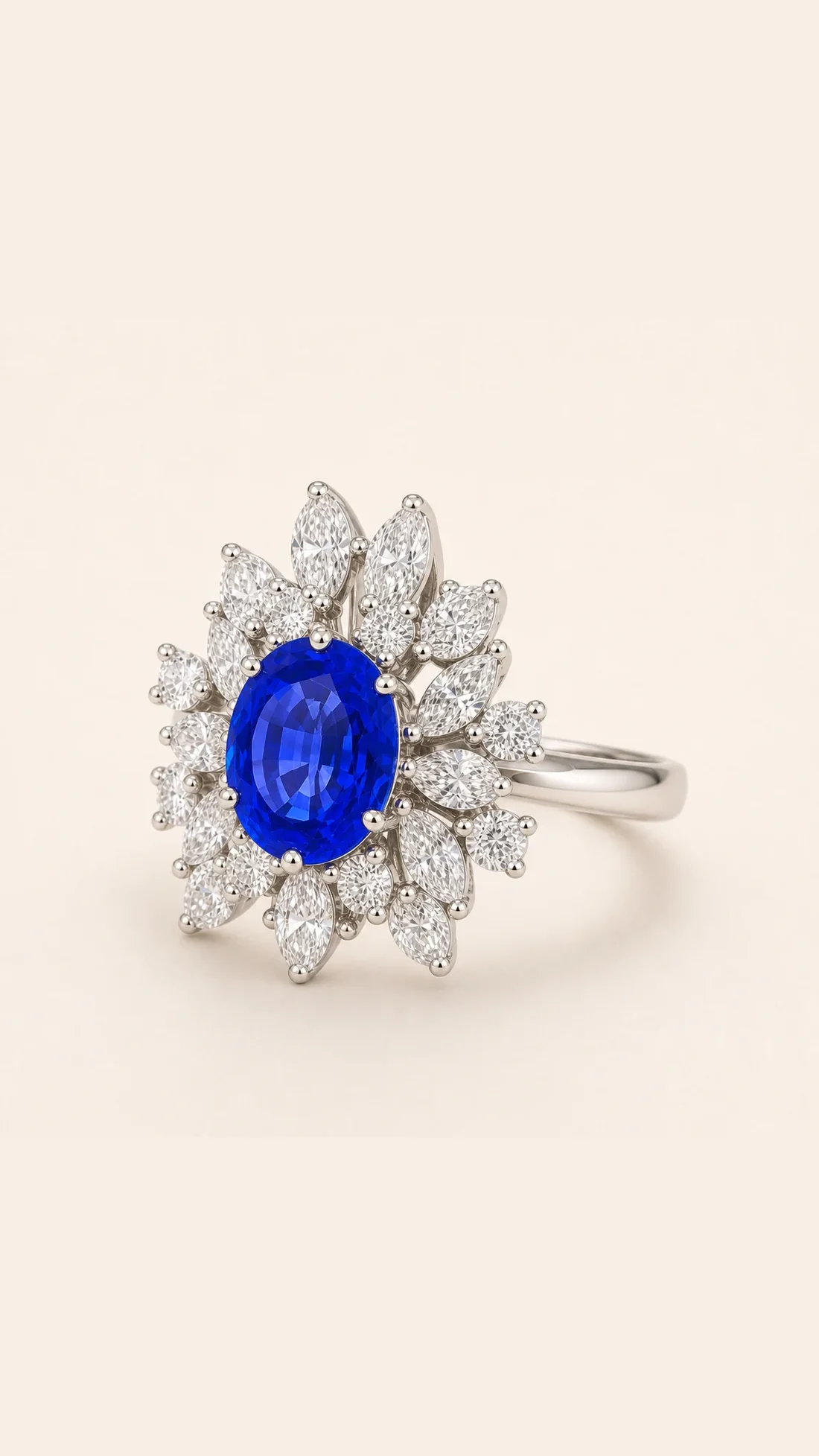 Anillo de zafiro con orla de diamantes, vista en tres cuartos