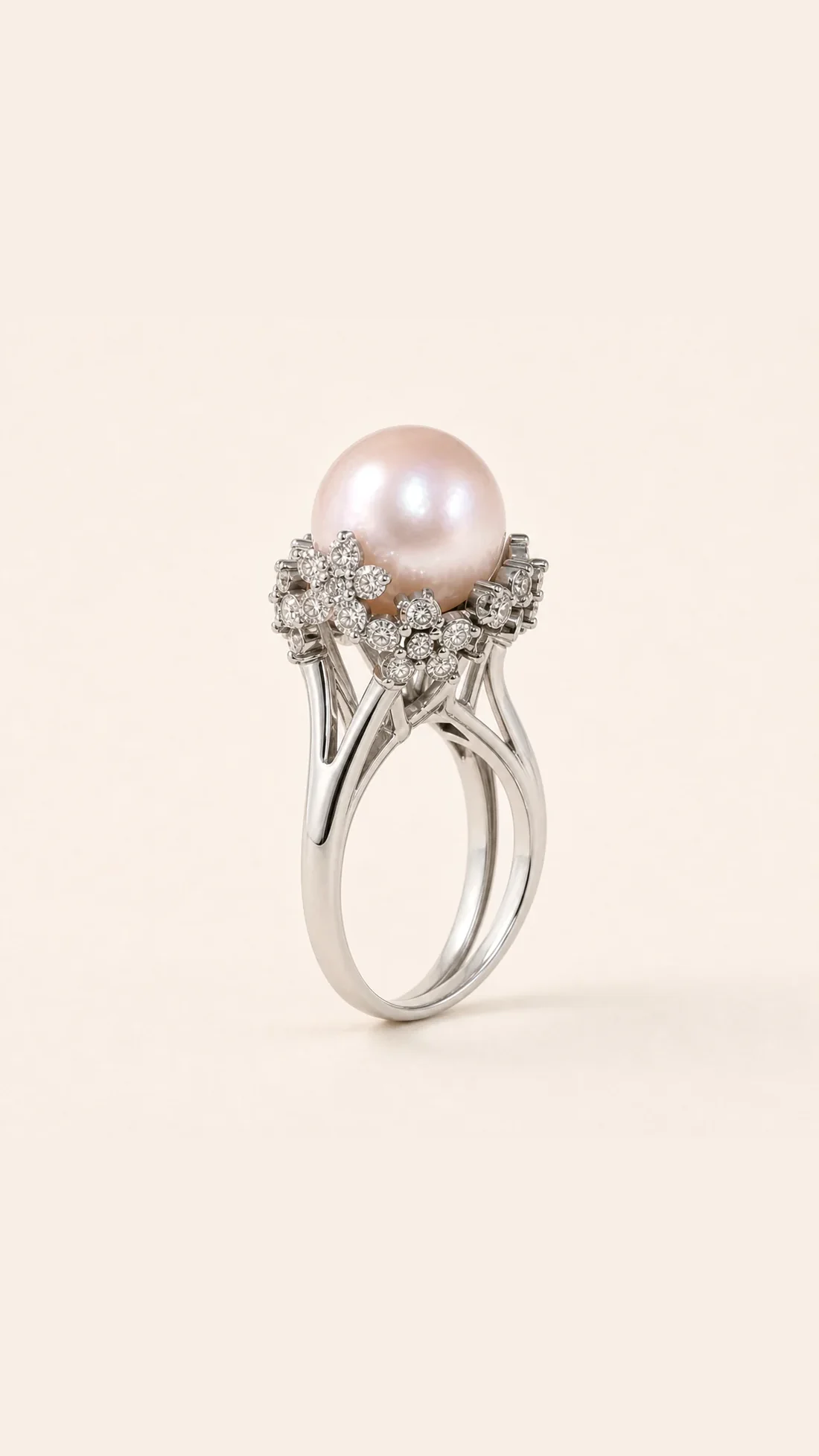 Anillo de perla blanca con diamantes en oro blanco