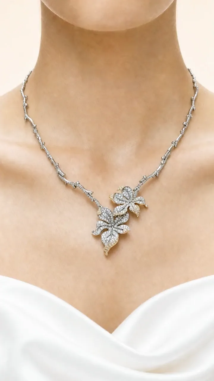 Collar de oro blanco con dos flores de diamantes, de Terry's Oro