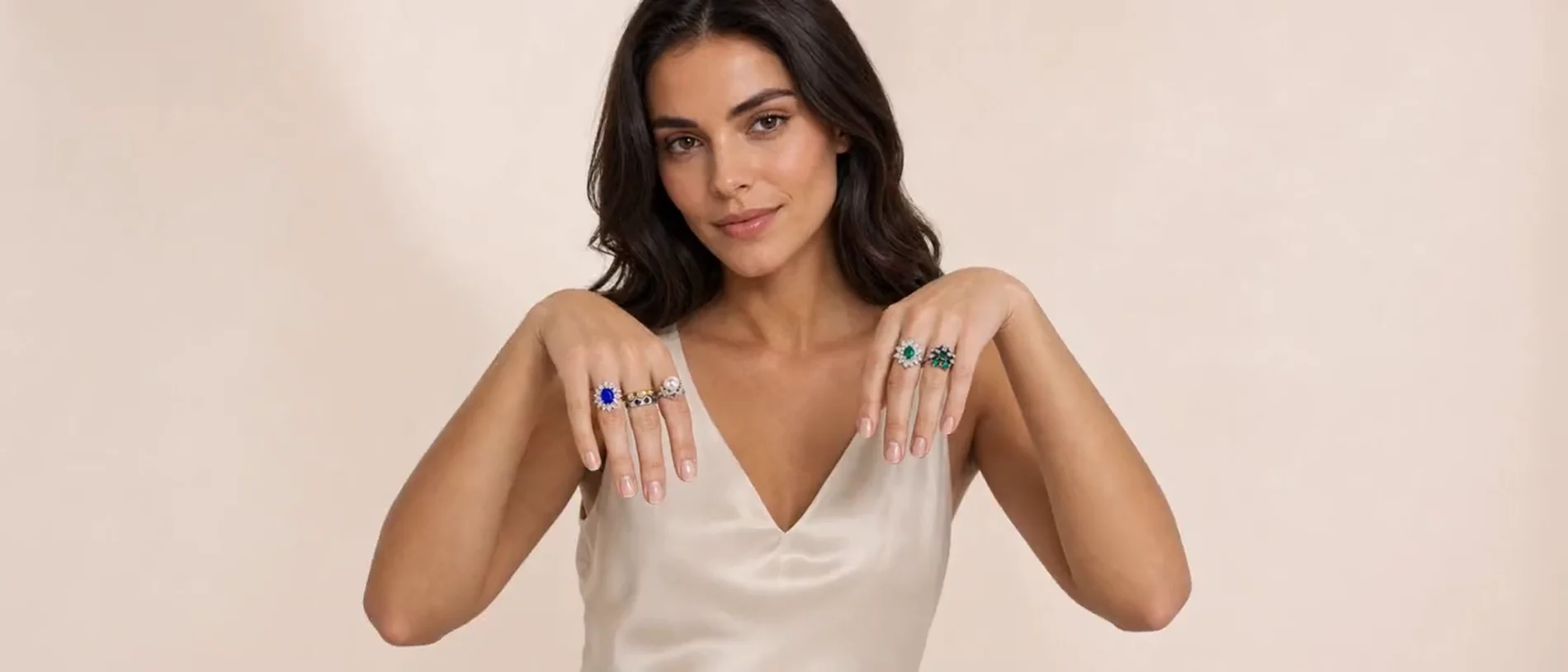 Modelo con los cinco anillos de Terry's Oro, tres en una mano y dos en la otra